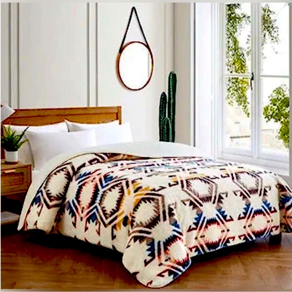 Pendleton Queen Geometric Patterned Sherpa Fleece Blanket